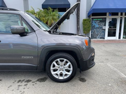 Used 2017 Jeep Renegade Latitude FWD image 31