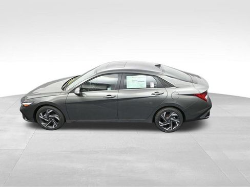 Used 2025 Hyundai Elantra SEL FWD image 26
