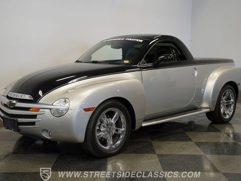 Used 2006 Chevrolet SSR w/ Preferred Equipment Group RWD image 6