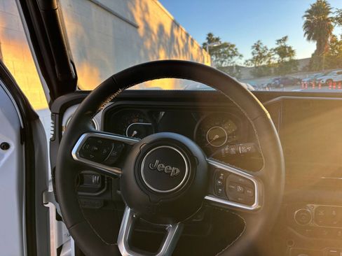 Used 2025 Jeep Wrangler Sahara image 34
