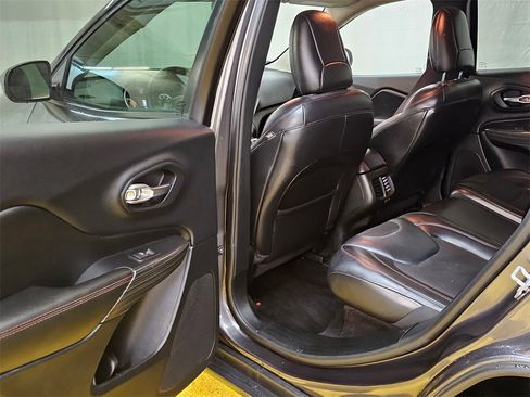 Used 2017 Jeep Cherokee Trailhawk image 15
