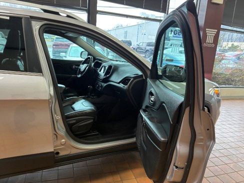 Used 2019 Jeep Cherokee Latitude Plus image 33