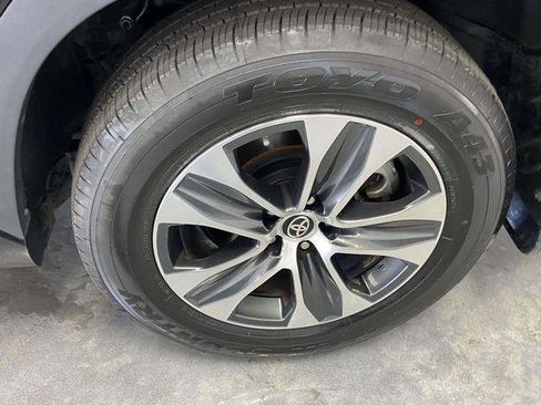 Certified 2022 Toyota Highlander XLE image 9