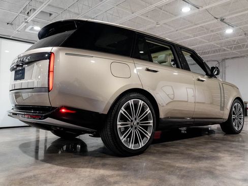 Used 2024 Land Rover Range Rover Long Wheelbase SE AWD/4WD image 8
