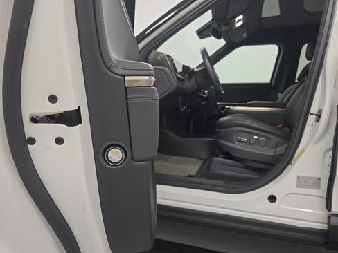 Used 2022 Rivian R1T Adventure image 23