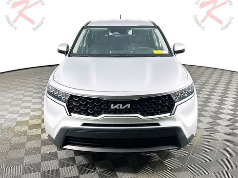 Used 2022 Kia Sorento LX image 2