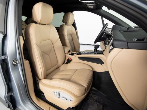 Certified 2025 Porsche Macan image 32