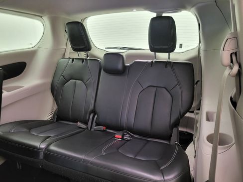 Used 2024 Chrysler Pacifica Limited FWD image 42