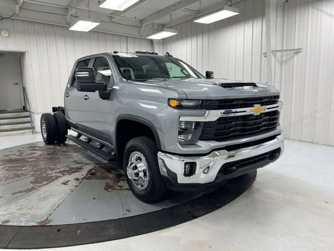 New 2026 Chevrolet Silverado 3500 LT w/ Convenience Package AWD/4WD image 2