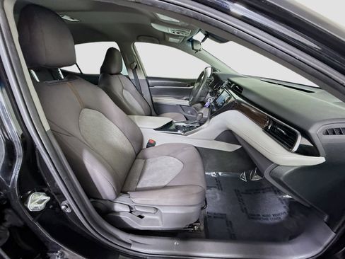 Used 2020 Toyota Camry LE image 28