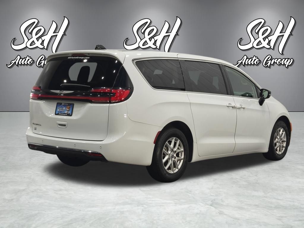 Used 2024 Chrysler Pacifica Touring-L FWD image 16