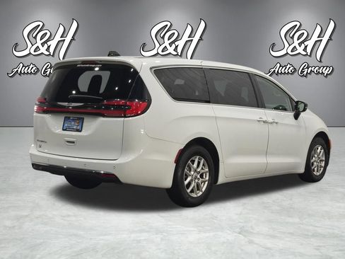 Used 2024 Chrysler Pacifica Touring-L FWD image 16