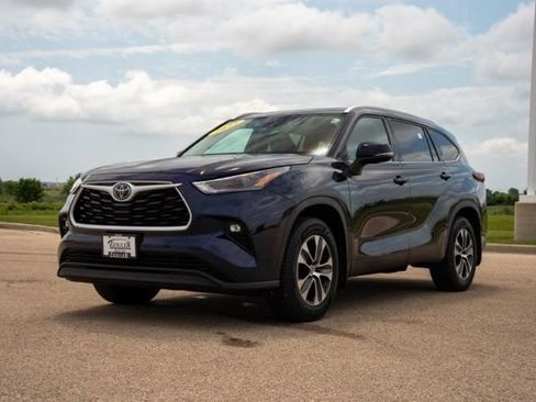 Used 2022 Toyota Highlander XLE AWD/4WD image 3