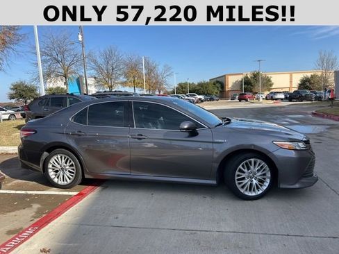 Used 2020 Toyota Camry XLE image 2