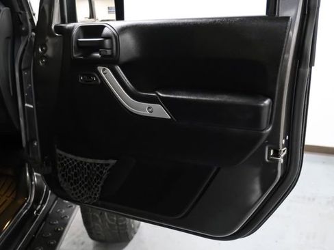 Used 2017 Jeep Wrangler Unlimited Sahara w/ Connectivity Group image 35