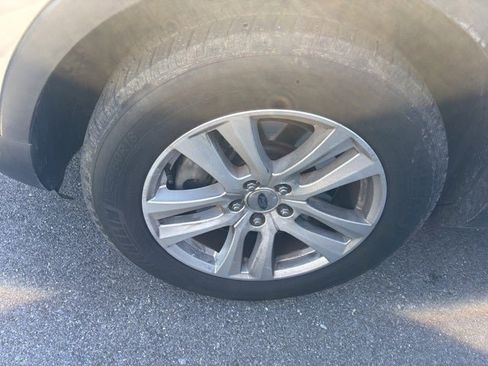 Used 2018 Ford Explorer XLT w/ Equipment Group 202A image 3