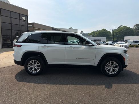 Used 2023 Jeep Grand Cherokee Limited w/ Luxury Tech Group II image 13