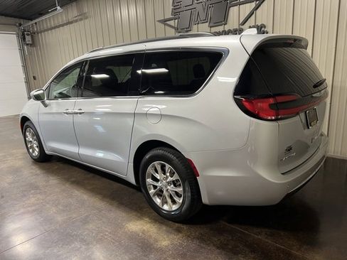Used 2022 Chrysler Pacifica Touring-L image 5