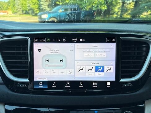 Used 2022 Chrysler Pacifica Touring-L FWD image 8