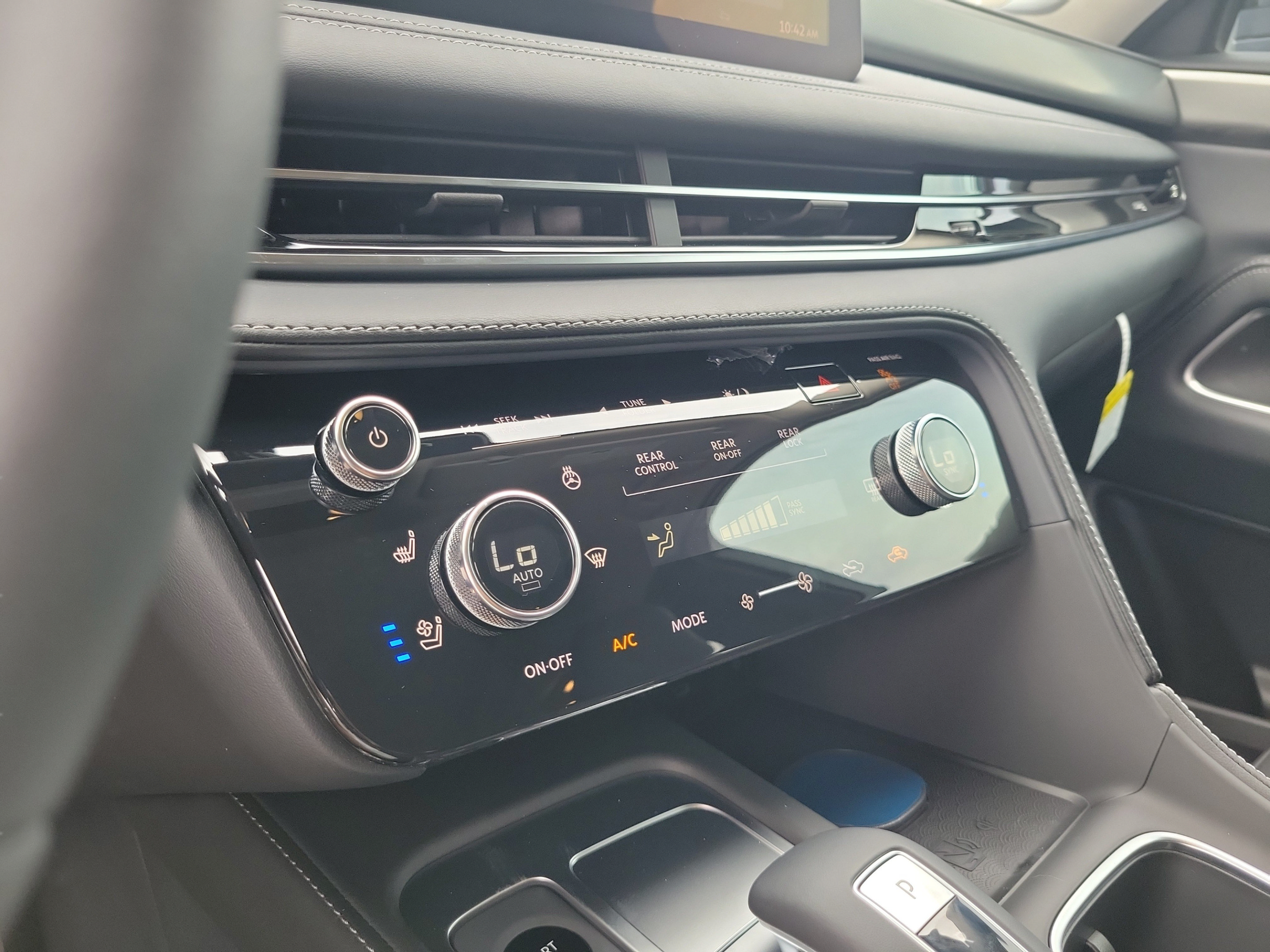 New 2027 INFINITI QX60 Luxe w/ Family Package FWD image 16