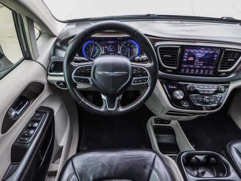Used 2019 Chrysler Pacifica Touring-L w/ Advanced Safetytec Group FWD image 25