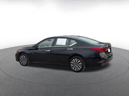 Used 2025 Nissan Altima 2.5 SV image 10