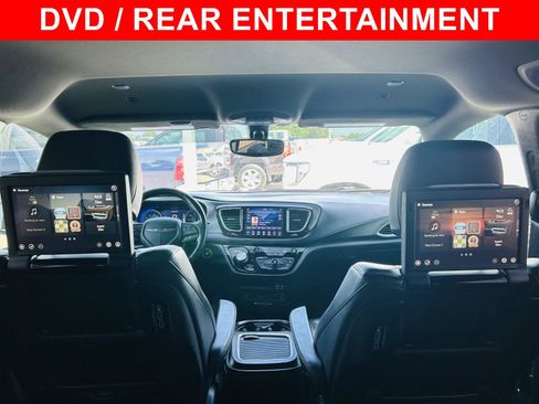 Used 2019 Chrysler Pacifica Touring-L Plus w/ S Appearance Package FWD image 4