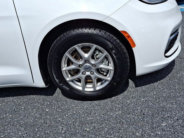Used 2025 Chrysler Pacifica Select FWD image 8
