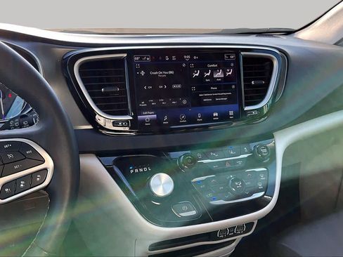 Used 2024 Chrysler Pacifica Touring-L FWD image 7