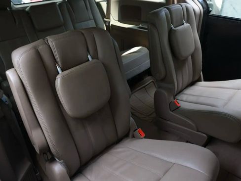 Used 2016 Chrysler Town & Country Touring image 14