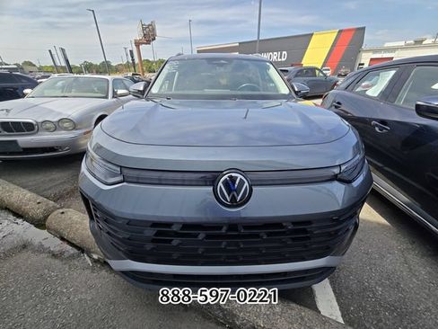Certified 2025 Volkswagen Tiguan SE FWD image 8