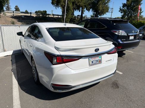 Certified 2022 Lexus ES 300h w/ Accessory Package 2 FWD image 4