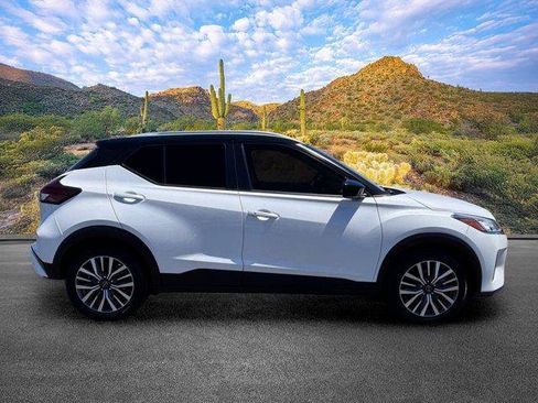 Used 2023 Nissan Kicks SV FWD image 3