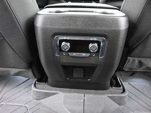 Used 2025 Chevrolet Tahoe High Country AWD/4WD image 18