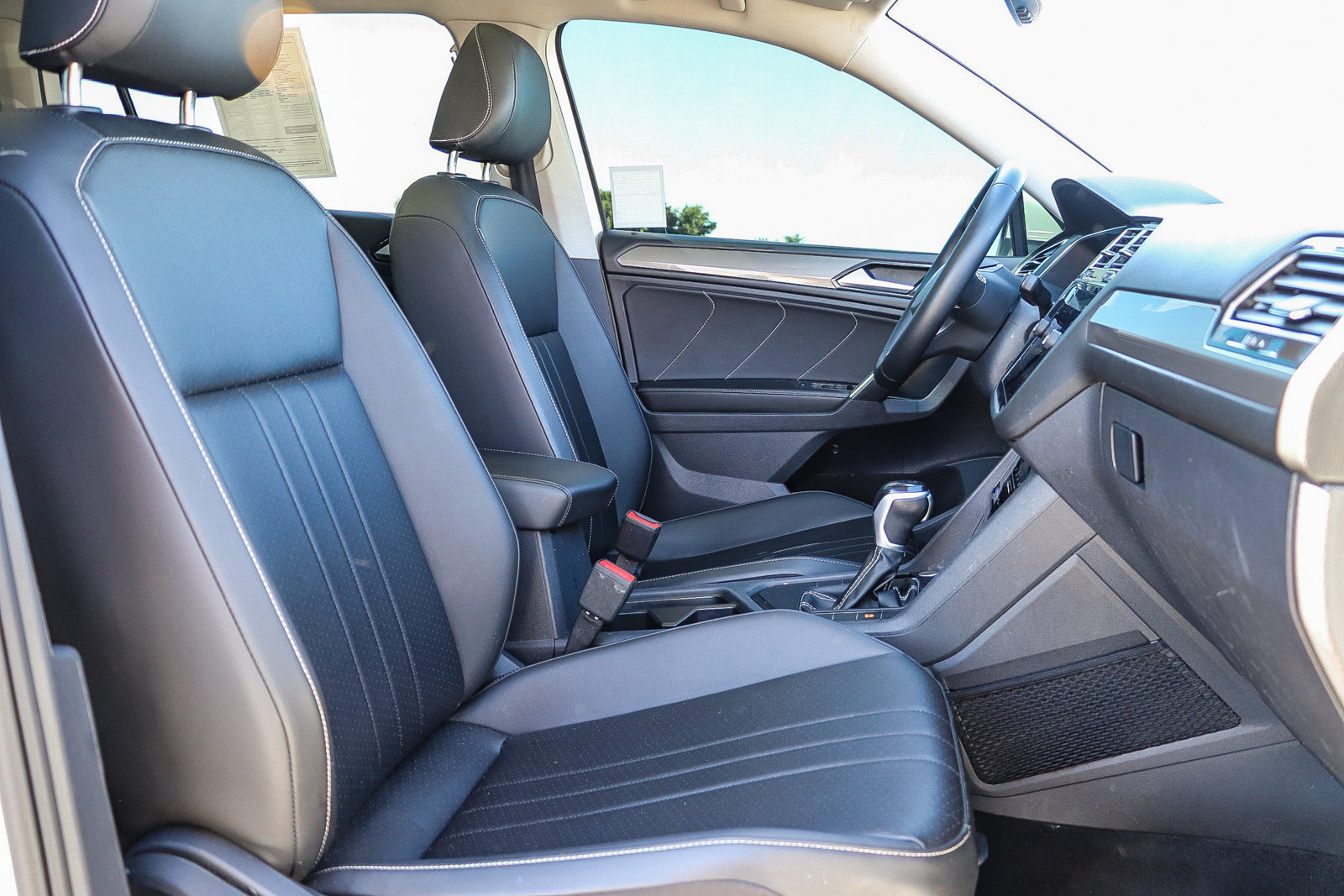 Used 2023 Volkswagen Tiguan SE w/ Panoramic Sunroof Package FWD image 17