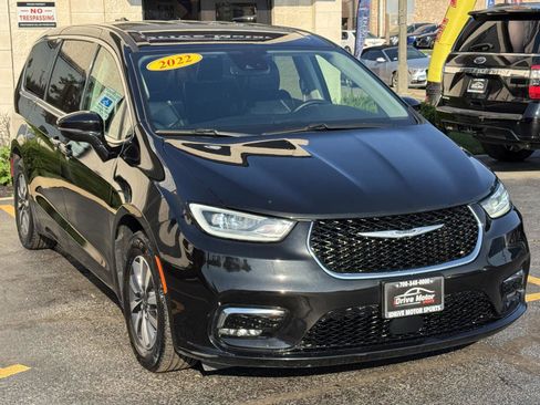 Used 2022 Chrysler Pacifica Touring-L image 8