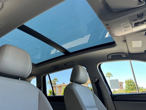 Used 2022 Volkswagen Tiguan SE w/ Panoramic Sunroof Package AWD/4WD image 17