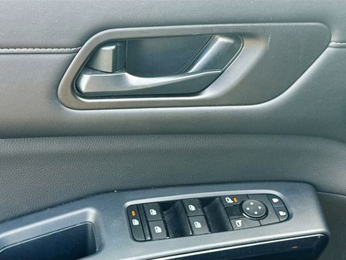 Used 2024 Nissan Pathfinder S image 18