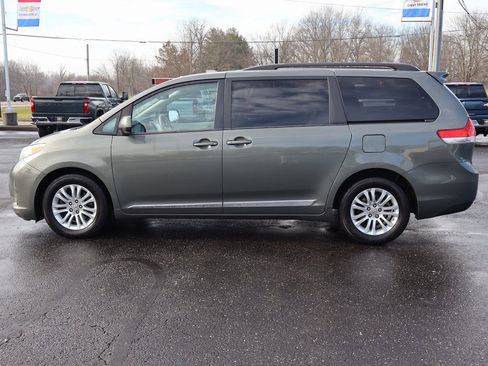 Used 2012 Toyota Sienna XLE image 32