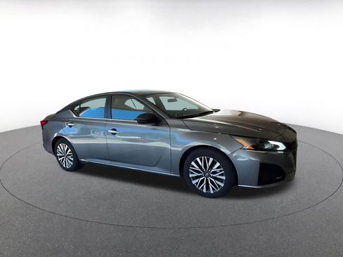Used 2025 Nissan Altima 2.5 SV FWD image 2