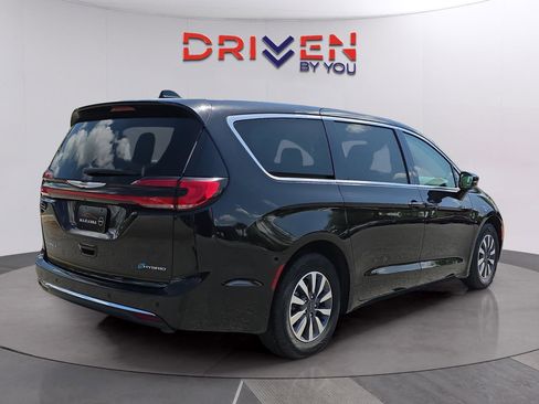 Used 2024 Chrysler Pacifica Limited FWD image 5