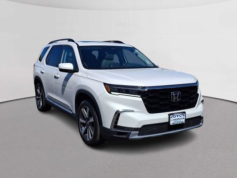 Certified 2023 Honda Pilot Touring image 2