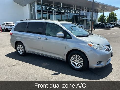 Used 2016 Toyota Sienna XLE w/ XLE Navigation Package FWD image 5