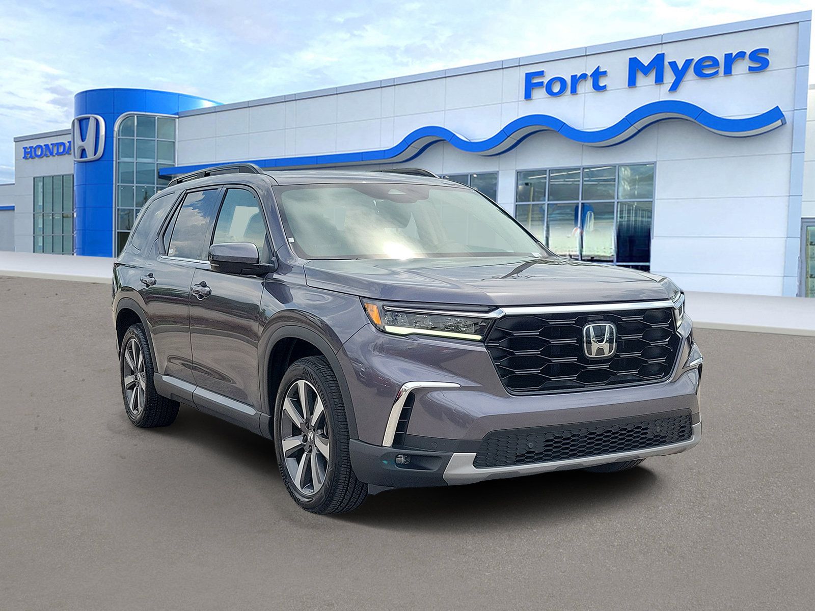 Used 2025 Honda Pilot Touring image 1