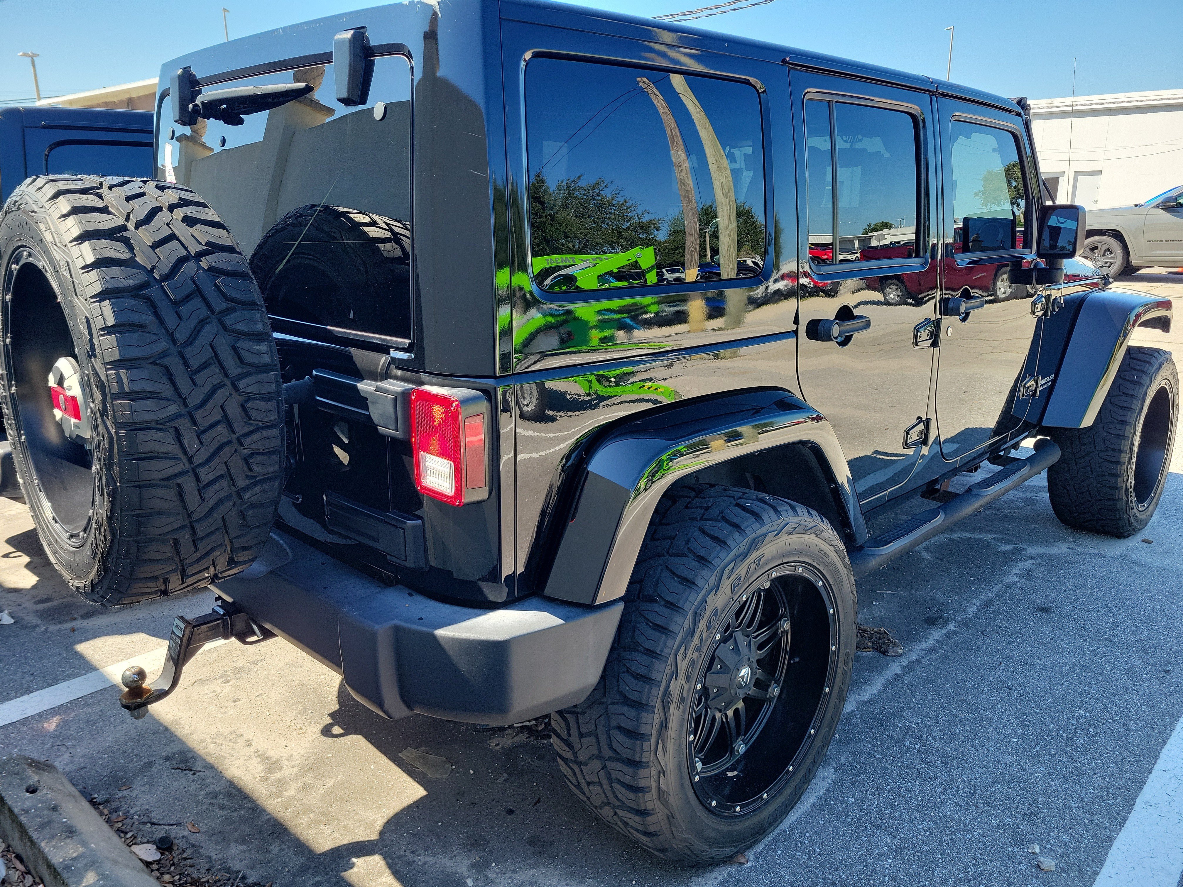 Used 2017 Jeep Wrangler Unlimited Rubicon w/ Connectivity Group AWD/4WD image 9