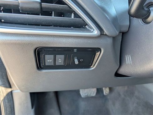 Used 2020 Jaguar F-PACE Premium image 17