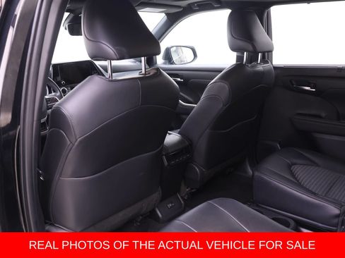 Used 2023 Toyota Highlander XSE FWD image 11