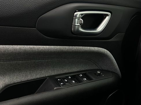 Used 2025 Jeep Compass Latitude image 20