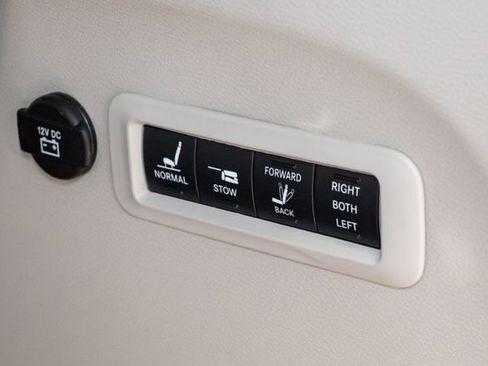 Used 2021 Chrysler Pacifica Limited w/ Uconnect Theater Family Group image 38