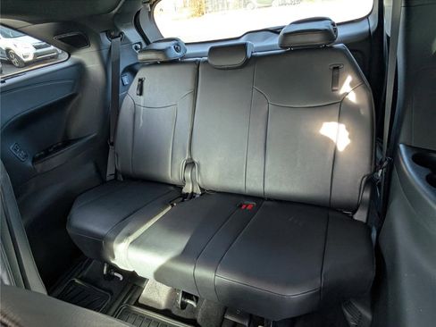 Used 2025 Toyota Sienna Platinum image 17